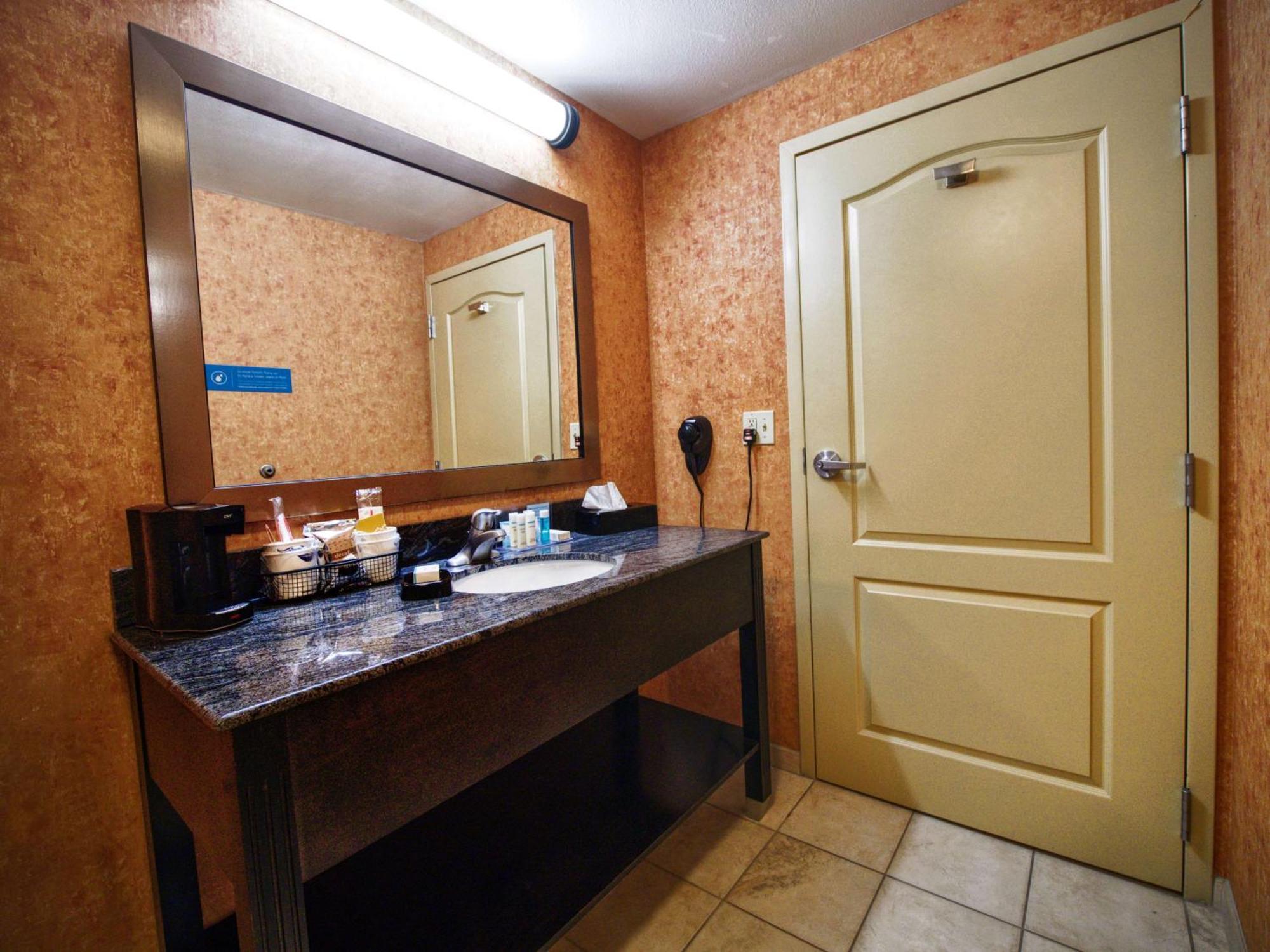 King Room with King Bed - Non-Smoking