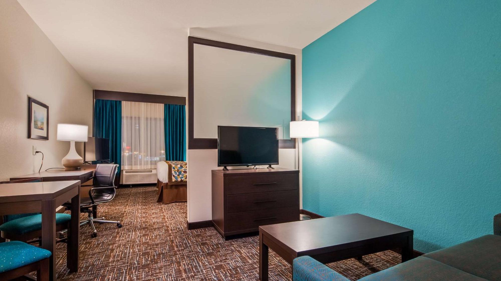King Suite with Sofa Bed - Disability Access/Non-Smoking